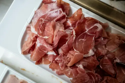 Il Prosciutto di San Daniele DOP: storia, produzione e prosciuttifici da visitare in Friuli