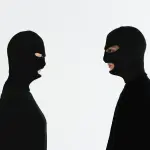 Bagagli rubati sul treno, la geolocalizzazione porta i carabinieri a San Siro: due arresti per ricettazione